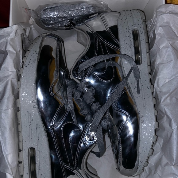 air max 1 liquid silver